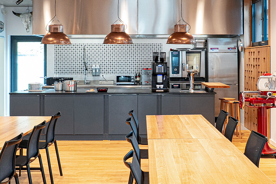 Das modern ausgestattete «Metzgerstübli» ist Kursraum und Eventlocation in einem. Hier lernen Profis und Fleischliebhaber alles von der Auswahl über den Zuschnitt bis zur perfekten Zubereitung. Ergänzt wird das Angebot durch Grillkurse auf der Dachterrasse und praxisnahe Schulungen direkt im Metzgereibetrieb eine Etage tiefer.