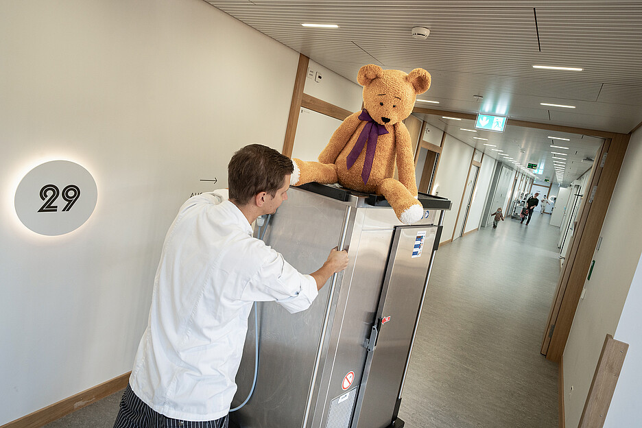 Küchenchef Curdin Baggio auf der Station: Wo Technik, Fürsorge und Genuss zusammenfinden, darf auch der Teddybär nicht fehlen.