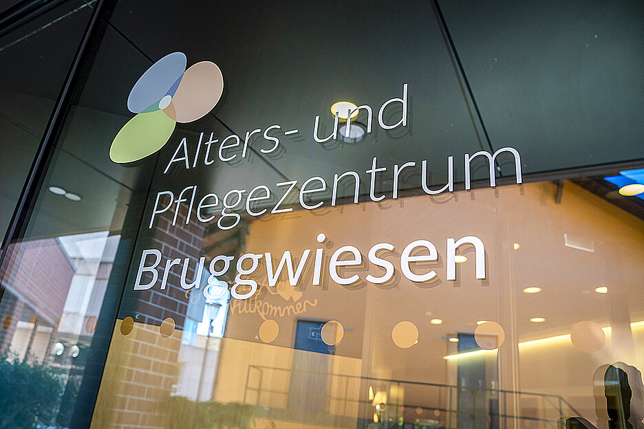 Ein wichtiger Fixpunkt im Alltag der Bewohnenden ist die Gastronomie: Einige erhalten ihr Essen direkt auf den Etagen, andere kommen zum Morgen-, Mittag- und Abendessen ins Bewohnerrestaurant. Zahlreiche Zusatzangebote – wie beispielsweise der Sinnesgarten – sorgen für Abwechslung im Alltag.