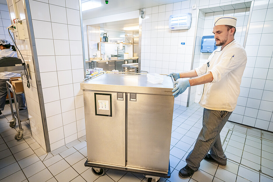 Die Tellergerichte werden mit Service- und Stationswagen der Opus-Reihe von megaPlus verteilt. Im Haus Singenberg kommen Varianten mit 2x1/1-Abteilen mit je sieben und 2x1/1-Abteilen mit je zehn Einschüben zum Einsatz.