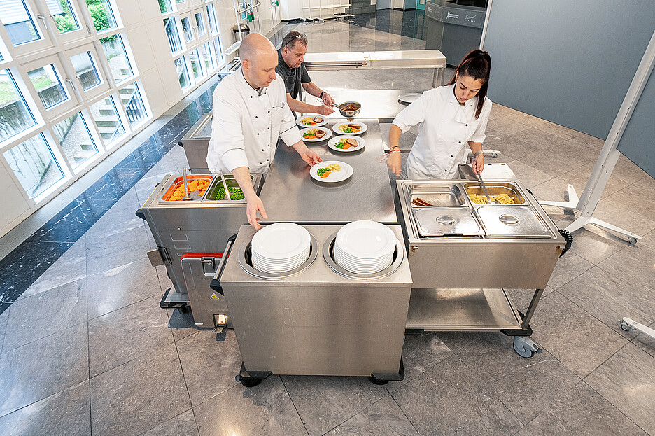 Ein eingespieltes Team, das dank einer mobilen Küche von Rieber effizient arbeiten kann.