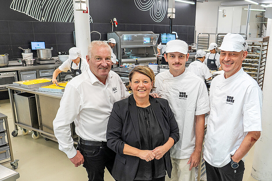 Roger und Andrea von Rotz setzen auf eine Strategie aus innovativem Angebot und sorgfältiger Verarbeitung sowie langjährige Partnerschaften wie mit Cafina. Regionalverkaufsleiter Theo Estermann (l.) begleitet die Familie seit 25 Jahren. Und Sohn Julien, (2.v.r.) vertritt bereits die dritte Generation: Der gelernte Schreiner und Confiseur in Ausbildung zum Bäcker arbeitet im Betrieb mit.