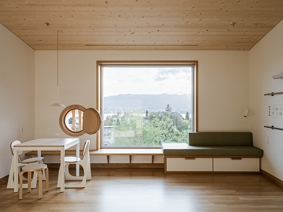 Jedes Patientenzimmer bietet einen Ausblick in die Kulturlandschaft des Burghölzli und zum See. Von aussen wirken die Zimmer wie einzelne kleine Häuser.