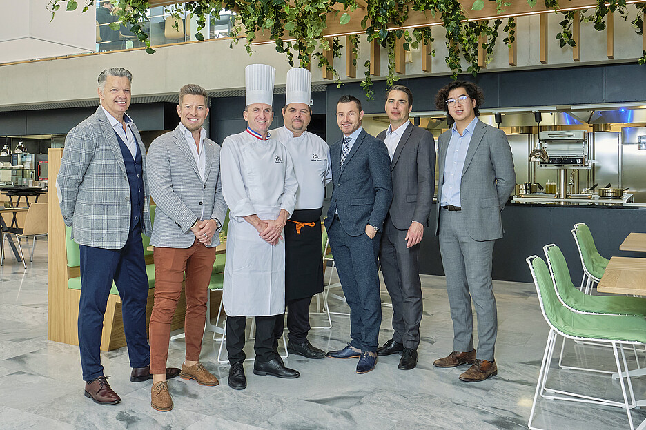 Eine Partnerschaft im Zeichen von Qualität und Excellence (v. l.): Roland Astner, Head of Sales Switzerland, und Rares Petruc, Country Manager Switzerland von Electrolux Professional, mit dem EHL-Team bestehend aus Christian Segui, Executive Chef, Jérome Zbinden, Kitchen Outlets Manager, William François, Director of Business Projects & Hospitality Experience, und Christophe Wang, Infrastructure Development Manager, sowie Jean-Pierre Schumacher, Area Sales Manager von Electrolux Professional (2.v.r.).