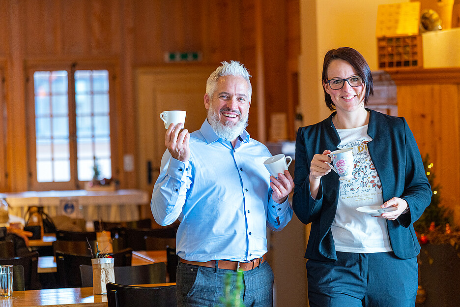 Manuela Liechti, Leiterin der Gastronomie im Rüttihubelbad, schätzt die Qualität von Cafina  ebenso wie die gute Zusammenarbeit mit Rolph Müller, Gebietsverkaufsleiter der Cafina AG.