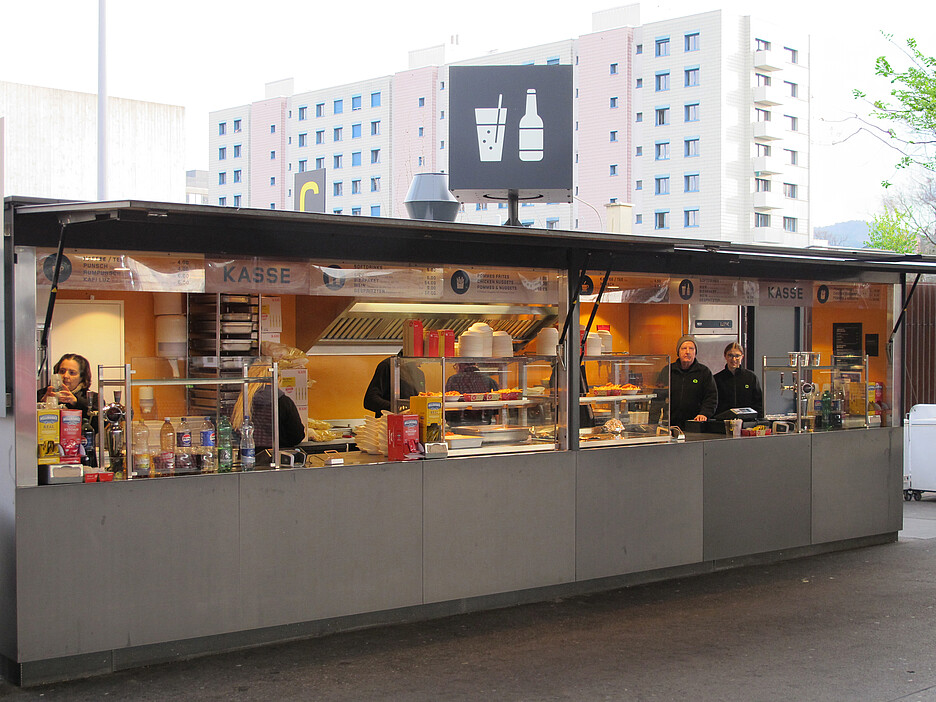 Bald geht’s los: Die Hot Cubes von Beer Grill und weitere Auslagen werden mit Essen gefüllt.