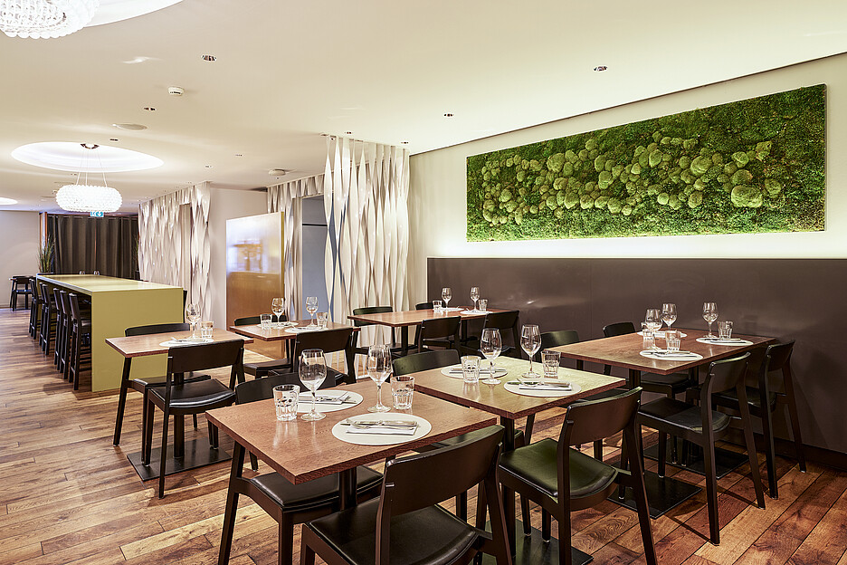 Das Restaurant Bärenhöfli verfügt über 70 Plätze; im Sommer kommen weitere hinzu, wenn auch auf der Strasse Tische und Stühle aufgestellt werden.