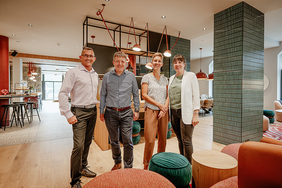 Geniessen eine vertrauensvolle Zusammenarbeit: Nils Duboisson, Area Sales Manager und Michael Wehrli, CEO von Egro Suisse AG sowie Eva Leitner und Noëmie Ruckstuhl, Co-Direktorinnen des Sunstar Hotels Pontresina (v.l.).