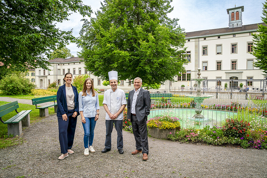 Viel Persönlichkeit trotz komplexer Voraussetzungen: Das Wohnen-im-Singenberg-Team ist zufrieden mit der Lösung von megaPlus (v.l.): Jil Rüesch, Leitung Hauswirtschaft Haus Singenberg, Julia Menet, megaPlus AG, Küchenchef Alex Marques Fialho, und Mario Gnägi, Direktor von «Wohnen am Singenberg».