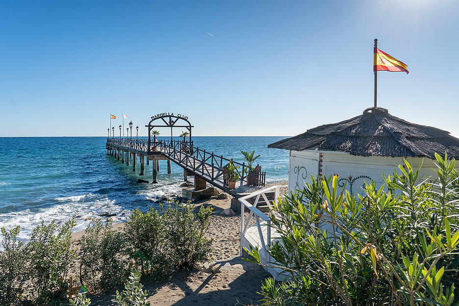 Auf der Promenade rollen die Wellen mit einer Gelassenheit heran, die selbst gestresste Menschen entschleunigt.
