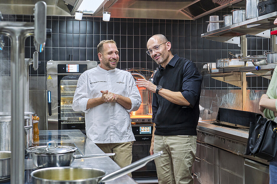 Edouard Parlier (r.) zeigt, dass Alto-Shaam ein praxisnahes System ist, das Abläufe vereinfacht, Qualität sichert und Kosten senkt. Mit seiner neuen Firma Call me Edouard bringt er die Marke nun gezielt in die Schweizer Profiküchen.