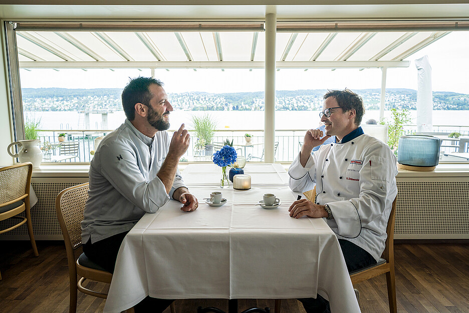 Von Chef zu Chef: Nicolò Baretti vom Haus am See (l.) und Raphael Dübendorfer, regionaler Verkaufsleiter der Rational Schweiz AG, im Gespräch.