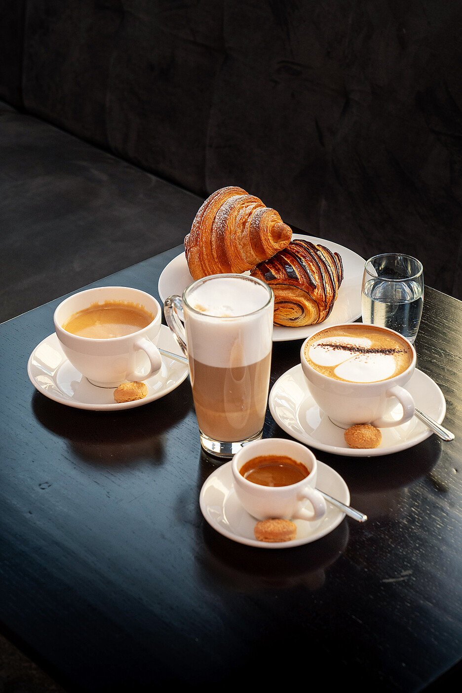 Ausgewählte Köstlichkeiten in Begleitung feinsten Kaffees aus einer XT8 von Cafina mit TopFoam, dem bewährten Milchschaum, standfest und mit viel Geschmack.