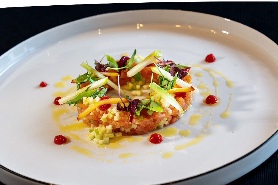 Das Lachstatar zählt zu den Signature-Dishes im La Rouvenaz. Der Lachs stammt von der Dyhrberg AG und wird ausschliesslich in Fischereien bezogen, die höchste Tierwohl- und Hygienestandards erfüllen.