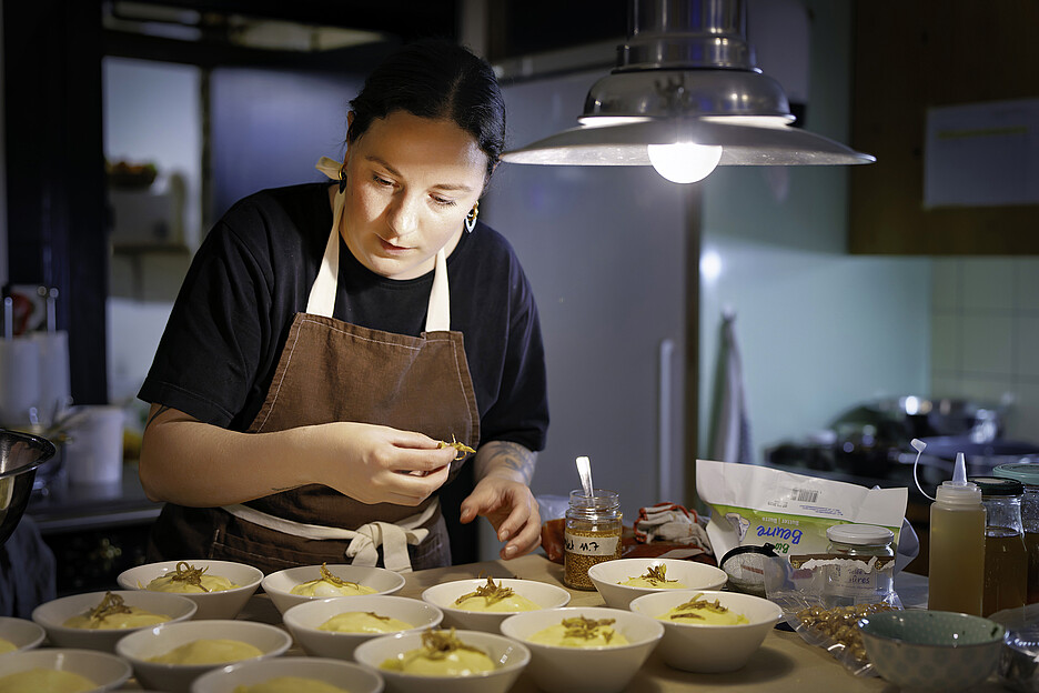 Luh ist kein klassisches Restaurant, sondern ein Ort, an dem Menschen bei frisch gekochten, vegetarischen Gängen zusammenkommen.