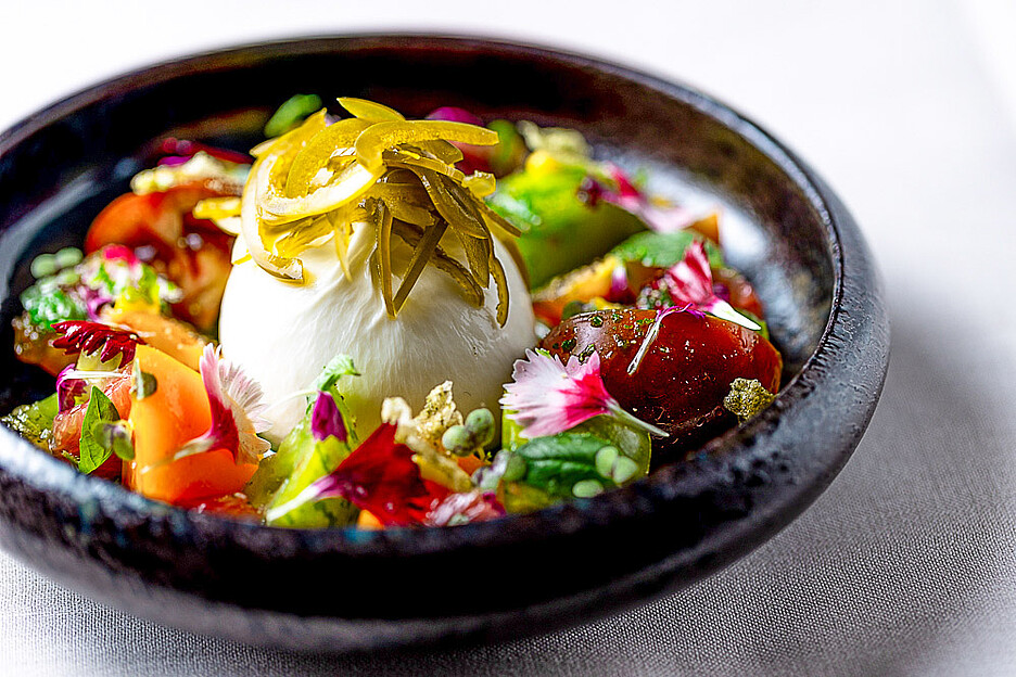 Ein Tomaten-Grapefruit-Salat mit Burrata und Jalapeños-Julienne von Peppadew als scharfes Topping.