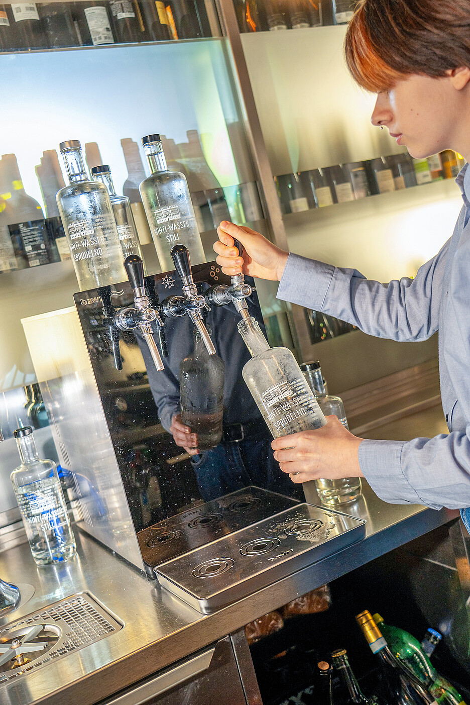 Das Auftisch-Modell Bar 120 von BWT ist nur 30 Zentimeter breit, unkompliziert aufgebaut und bietet drei Zapfhähne mit gekühltem Wasser mit und ohne Kohlensäure sowie stillem Wasser in Raumtemperatur.