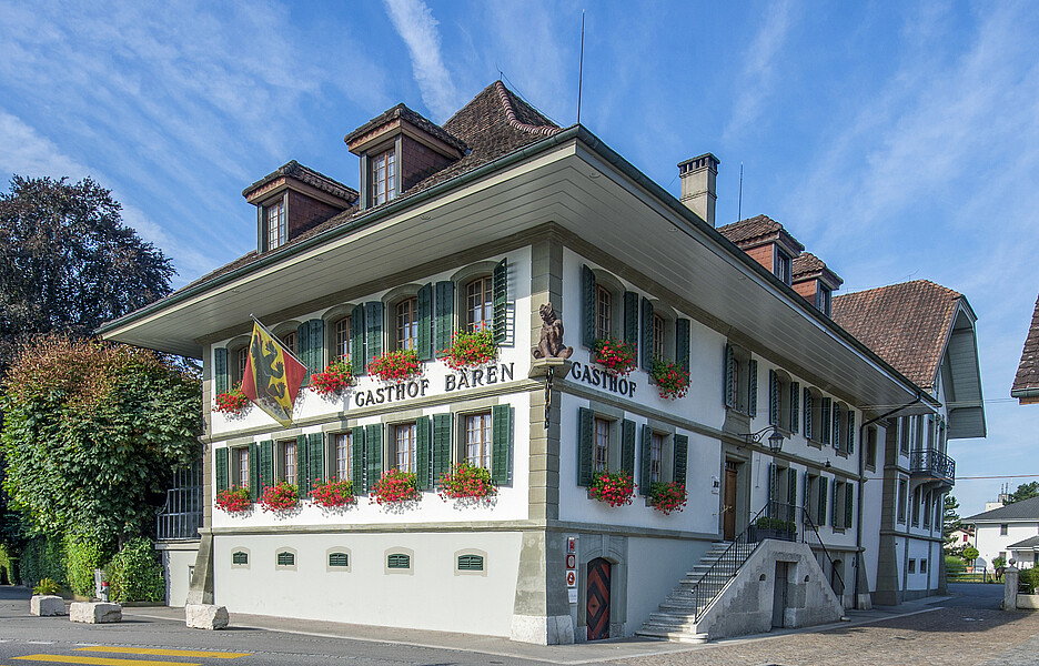 Vor dem Eingang des Bären im bernischen Utzenstorf begrüsst ein Bär mit erhobener Pranke die Gäste. Der über 200 Jahre alte Landgasthof bietet mit mehreren Stuben und Sälen sowie einer Terrasse und einem lauschigen Garten vielfältige Möglichkeiten für die Bewirtung von Gästen und für Bankette aller Art.