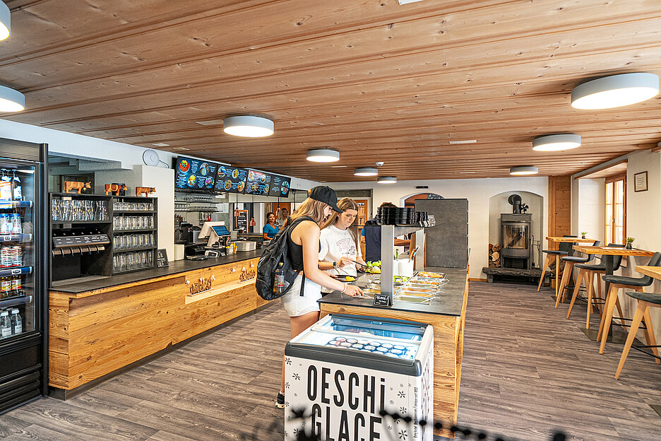 Lea und Christoph Wandfluh stellten ihr Bergrestaurant auf Selbstbedienung um und schlossen das Hotel vorübergehend, ein mutiger Schritt, der sich auszahlte: für nachhaltigen Erfolg und ihre eigene Lebensfreude.