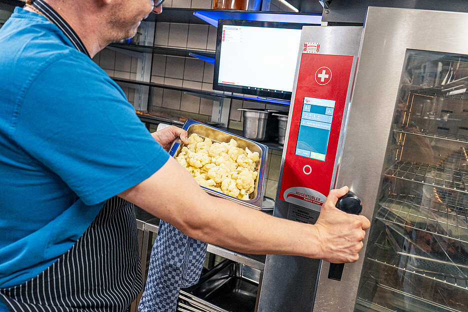 Das Gemüse wird im Kombidämpfer Practico Vision Plus schonend gedämpft, nach hauseigenen Rezepten gewürzt und mit etwas Butter verfeinert. Andere Sorten werden ganz traditionell braisiert oder glasiert.