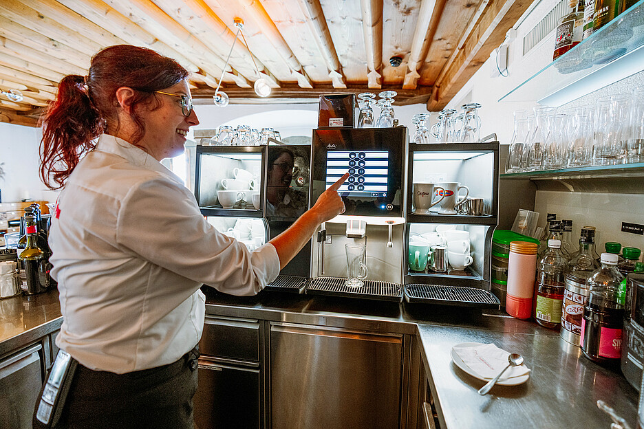 Auf Schloss Habsburg sind drei Vollautomaten von Cafina im Einsatz: je eine XT-6 im Schloss- und im Rittersaal sowie die leistungsstarke XT-8 im Restaurant. Sie ermöglicht Nathalie Ernst, Assistentin der Geschäftsführung, grosse Mengen Kaffee in konstanter Qualität rasch zu servieren.