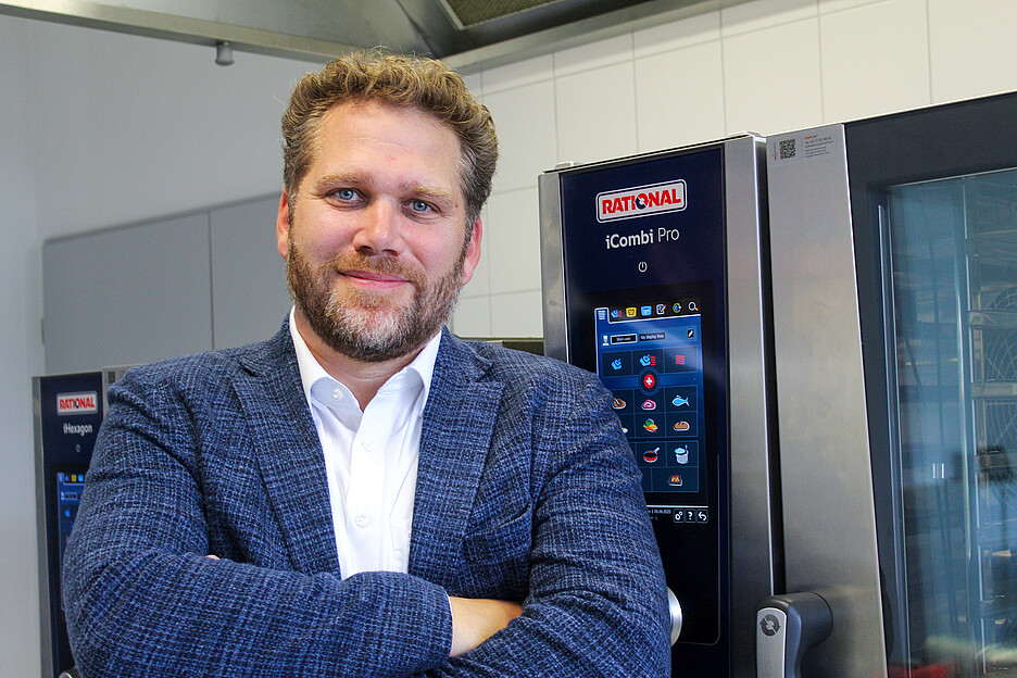 Philipp Hobor, Leiter Service bei der Rational Schweiz AG, sieht für die kommenden Jahre vor allem eine zunehmende Digitalisierung und Prozessoptimierung in Profiküchen voraus. Getrieben durch Fachkräftemangel, bei gleichzeitig steigenden Ansprüchen an Qualität und Service. Trotz der technologischen Entwicklung bleibt für ihn der Mensch als zentraler Faktor in Service und Gastronomie immer der wichtigste Akteur.