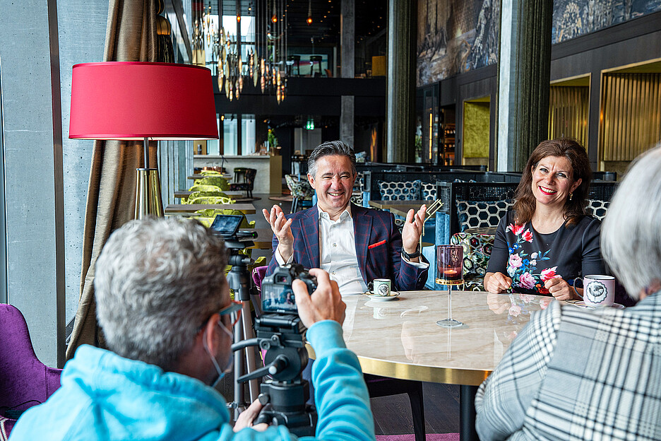 Erfolgreiche Lieferantenpartnerschaft: Das Gastronomen-Paar Daniela und Markus Segmüller im Gespräch mit Monika Müller, Kommunikationsverantwortliche bei der Cafina AG.