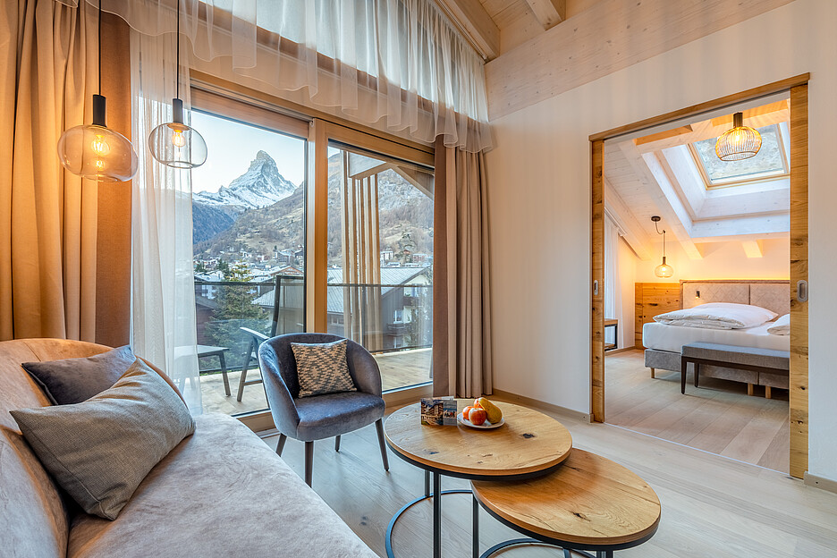 Besonders grosszügig und mit viel alpinem Chic eingerichtet, bieten die Zimmer in der Residenz Altiana einen freien Blick auf das Matterhorn.