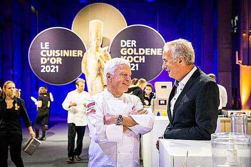 Sie waren die kompetenten und erfahrenen Mentoren des Kochwettbewerbs «Der Goldene Koch»: Lucien Mosimann, der ehemalige Marketing- und Vertriebsleiter der Kadi AG (rechts), und Armin Fuchs, der Fachlehrer, Juror und Wettbewerbsleiter.