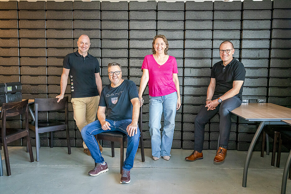 Sind stolz auf die langjährige Kundenbeziehung: Christine und Hanspeter Bernet (Mitte) mit Rolando Vidi (l.) und Markus Schär (r.) der Hügli Nährmittel AG.