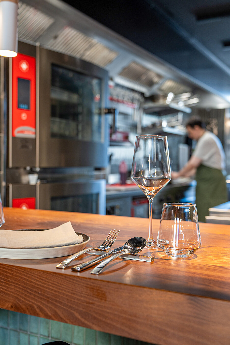 Küchen- und Buffetbaut inklusive Geräte und das gesamte Table Top stammen aus dem Sortiment der Steffen Gastro AG.