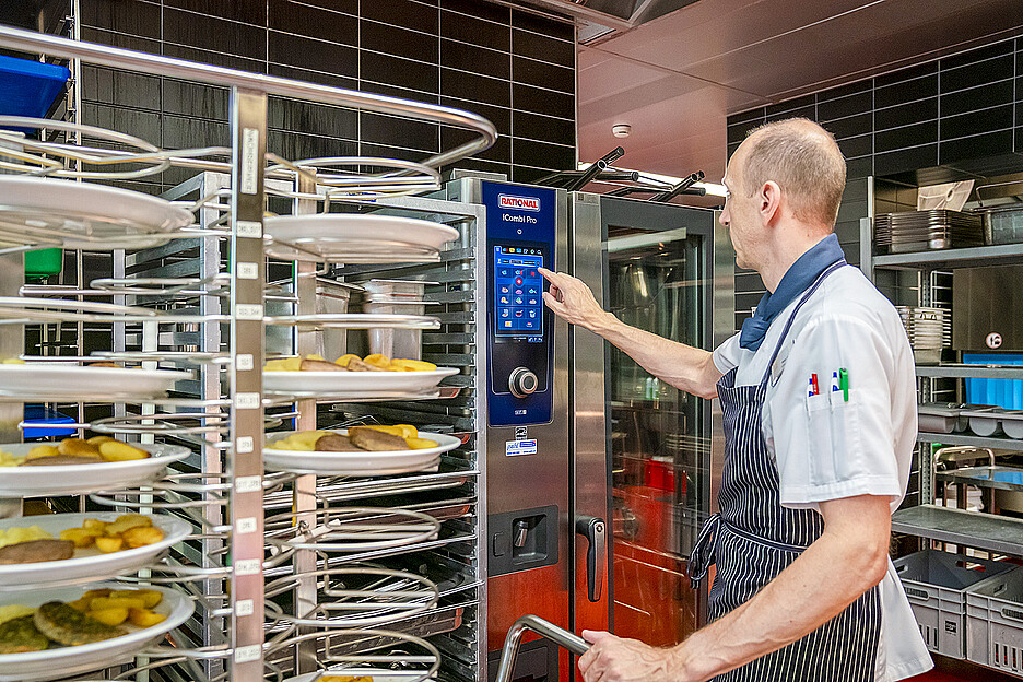 Nach sieben Minuten im iCombi Pro sind die Teller mit Rindshackbraten, Bratkartoffeln und glasierten Kohlrabi, die vorher in der Küche kalt angerichtet wurden, gefinisht und bereit zum Servieren. 