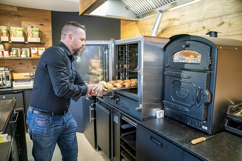 Marius Ziegler, Geschäftsleiter der Bäckerei Ziegler, überträgt die Backprogramme derzeit noch mit dem UBS-Stick auf die anderen Geräte, möchte dies aber künftig online erledigen.