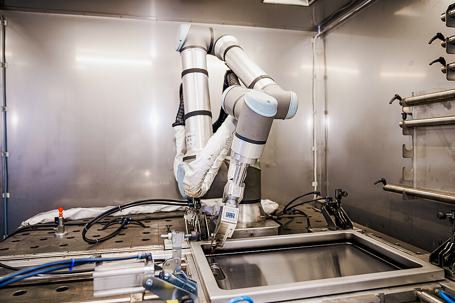 Nur makellose Schweissnähte sind hygienisch und reinigungsfreundlich. Der Einsatz von Robotern – hier bei der Grillfertigung – macht es möglich.