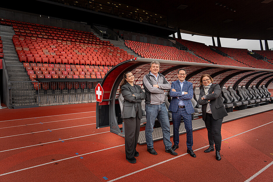 Eine matchentscheidende Kooperation (v.l.): Gloria Vinci, Marketing Managerin, Daniel Kyburz, Projektmanager Planung und Sascha Stampfli, Leiter Verkauf & Marketing von der Beer Grill AG mit Sara Troiano, Geschäftsführerin der ZFV-Stadiongastronomie.