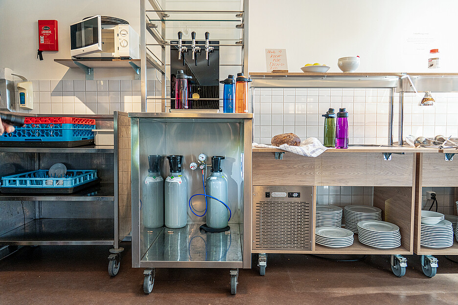 Auch in der Kantine steht eine Bar 120. Die Mitarbeitenden erhielten persönliche Flaschen, die sie jederzeit hier auffüllen können.