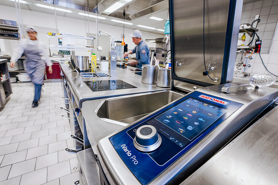 Für einen reibungslosen Service am Tisch sind eingespielte Abläufe in der Küche erforderlich. Hier bieten die Kochsysteme von Rational Effizienz und konstante Qualität.