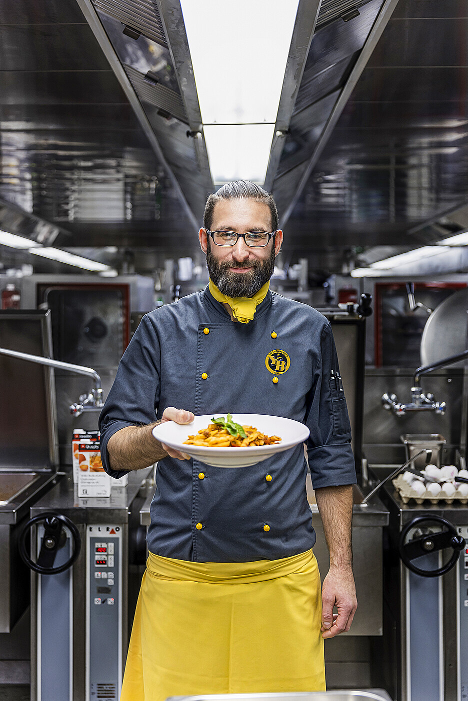 Der Meister grosser Caterings heisst Matthias Röthlisberger, Küchenchef der YB Gastro AG. Ihn bringt nichts so schnell aus dem Takt.
