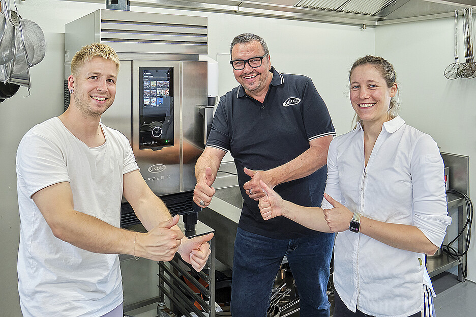 Ein rundum zufriedenes Team: Sandro Dubach, Mitinhaber von roh & nobel und Chefköchin Alexandra Knutti, ebenfalls Mitglied der Geschäftsleitung, mit Alex Freiburghaus, Unox-Verantwortlicher bei Bartscher (Mitte).