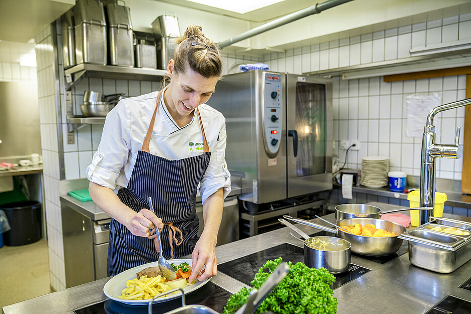 In der Küche führt inzwischen Kathrin Walther-Renz das fünfköpfige Küchenteam an. Der Vater hilft immer noch mit.