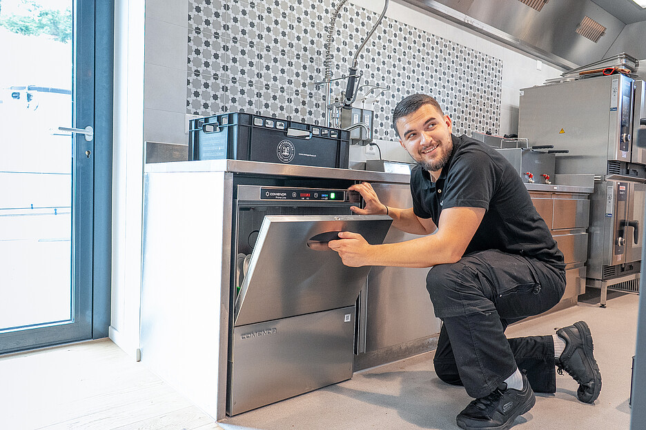Auch hier ist eine Comenda-Untertischspülmaschine eingebaut: Servicetechniker Patrik Kutija kontrolliert Dichtungen, Ventile und Schläuche.