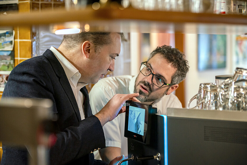 Die Kaffeevollautomaten von Rex-Royal weisen mit 85 Prozent einen hohen Swissness-Anteil aus. Das war Dominik Buser (r.) sehr wichtig, der die Evaluation verantwortete und mit Rolf Thalmann von Rex-Royal gut zusammenarbeitete.