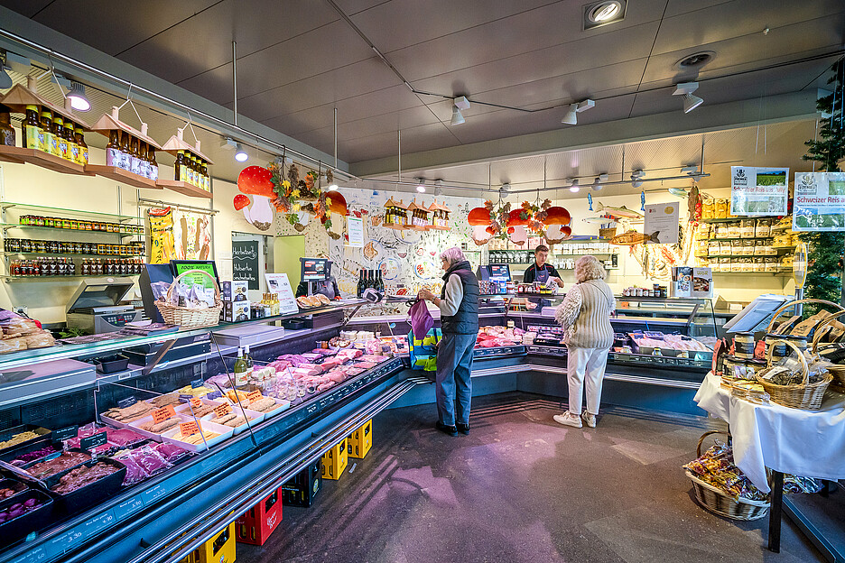 Jenzer bietet Fleischgenuss aus traditioneller Lagerung, frischen Fisch, Rohmilchkäse, regionale Weine und Bierspezialitäten. Hausgemachte Spezialitäten wie Terrinen, Zwiebelmett oder die populäre Pastete finden besonders Anklang.