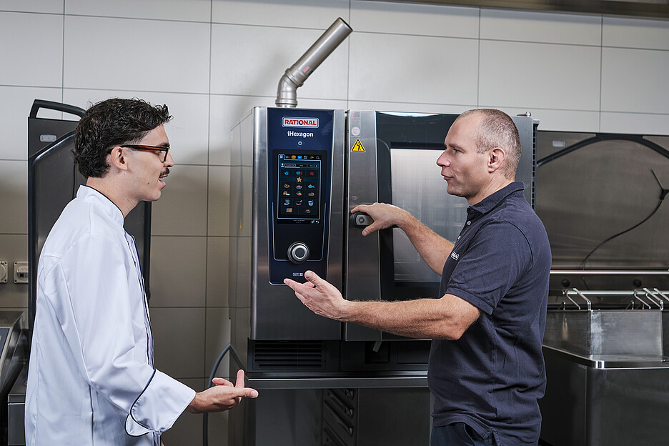 Rational schult seine Partner im technischen Bereich, stattet sie mit digitalen Analyse- und Supportsystemen aus und informiert sie regelmässig über Neuerungen. So sind sie in der Lage, Kunden proaktiv zu beraten, die Effizienz zu steigern und die hohe Verfügbarkeit der Geräte zu sichern.