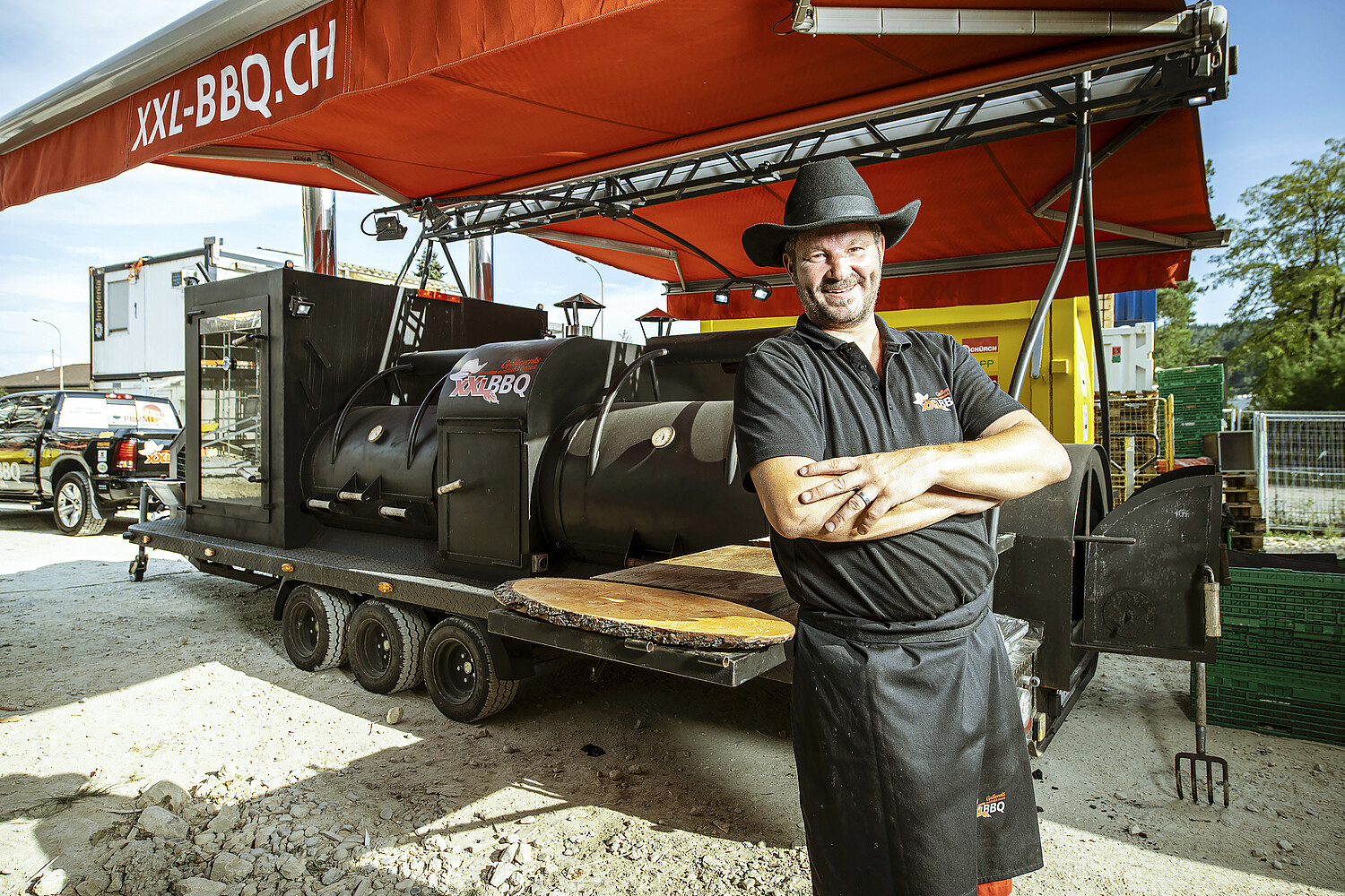 Über acht Meter lang und über zwei Meter breit: Auf diesem Riesengrill kann Freddy Camerer eine Tonne Fleisch zubereiten und bis zu 
10 000 Gäste verköstigen.