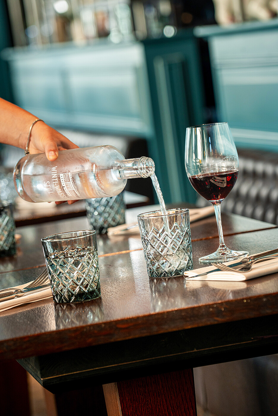 Regionale Produkte, kurze Transportwege: Auch das Trinkwasser stammt seit diesem Jahr im Casinotheater direkt aus Winterthur – aufbereitetes Hahnenwasser in bester Qualität.