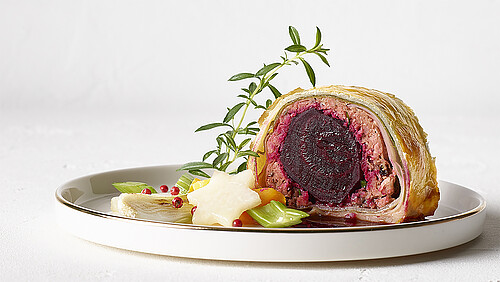 Der Klassiker Beef Wellington kann mit veganem Blätterteig und einer Füllung aus Raw No Mince und Randen zubereitet werden, als Beilage gibt es Wintergemüse und Barolo-Jus.