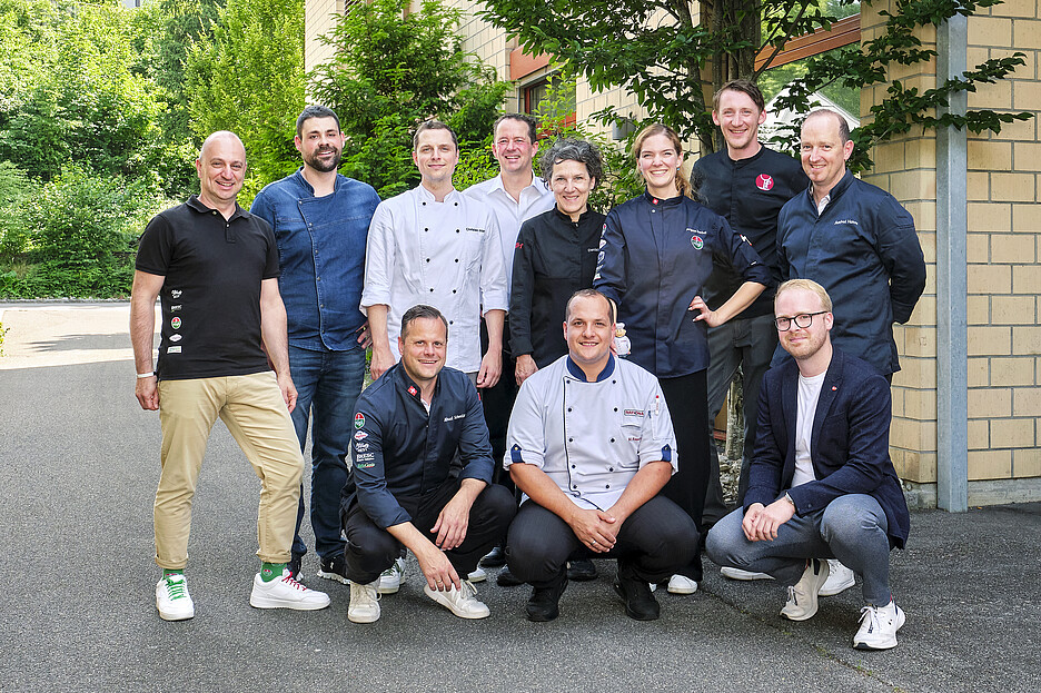 Gemeinsam für die Zukunft der Gastronomie (hinten, v.l.): Rolando Vidi (Hügli), Joel Donatsch (Bell), Marco Christen (Bell), Thomas Nussbaumer (GastroBaselland), Daniela Tuniz (BBZ BL), Angela Knobel (Hügli), Eugen Dickau (GastroBaselland), Manfred Hamsa (Hügli); (vorne, v.l.): Michael Schweizer (Hügli), Marco Rasera (Rational), Dominic Portmann (Transgourmet/Prodega).