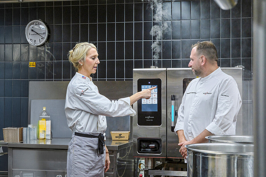 Halo Heat Cook & Hold-Oven garen mit gleichmässiger Strahlungswärme statt Umluft oder Dampf. Das reduziert den Garverlust um bis zu 20 Prozent. Das Resultat: saftigeres Fleisch und vitaminreicheres Gemüse.