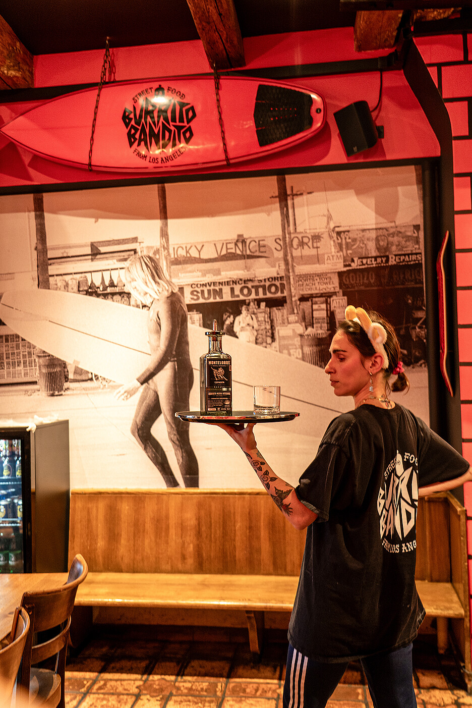 Punkrock, Surf Culture und Venice Beach: Das ist die Inspiration sowohl fürs Logo als auch das Farbkonzept.